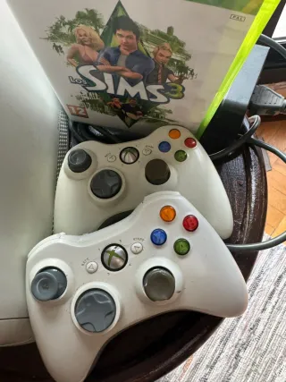 Xbox 360 Blanca + Mando + Juego Sims 3