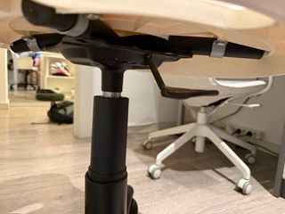 Silla de oficina blanca con ruedas