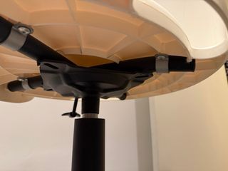 Silla de oficina blanca con ruedas