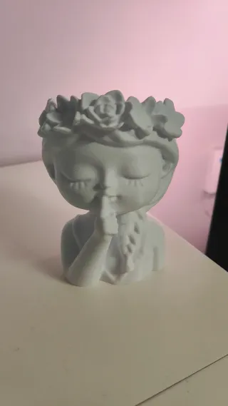 Jarrón niña flores.