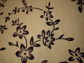 Falda larga verde con estampado floral negro