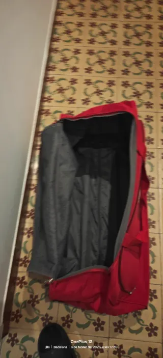 Bolsa de ruedas grande color rojo medidas 73x38x34