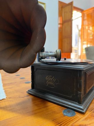 Gramófono antiguo de madera Carlos Gardel