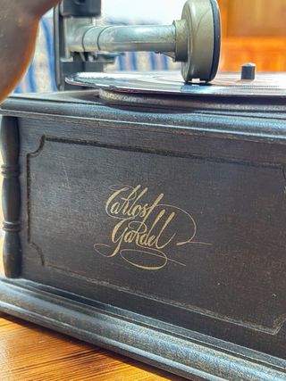 Gramófono antiguo de madera Carlos Gardel