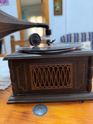 Gramófono antiguo de madera Carlos Gardel