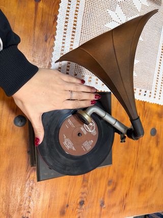 Gramófono antiguo de madera Carlos Gardel