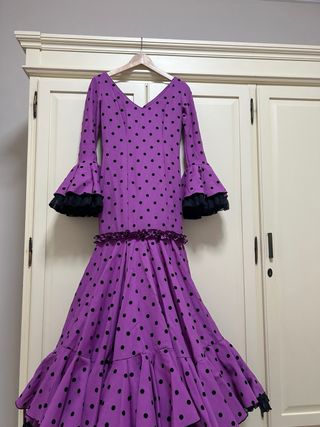 Traje de flamenca morado con lunares negros.