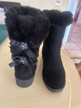 Botas descanso negras t/38 con pelo y lazo