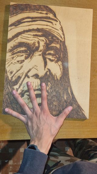 Ritratto indiano pirografato su legno