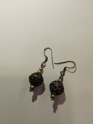 Pendientes colgantes de plata con diseño