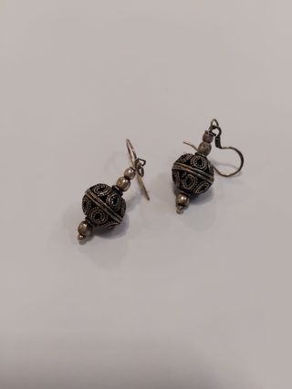 Pendientes colgantes de plata con diseño