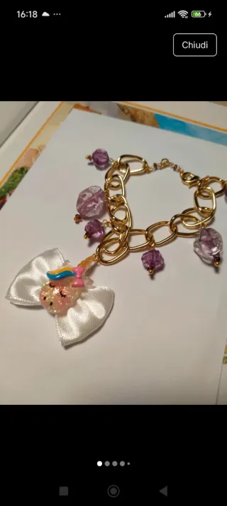 Braccialetto con ciondoli color oro e viola