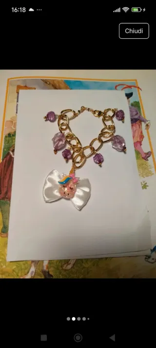 Braccialetto con ciondoli color oro e viola