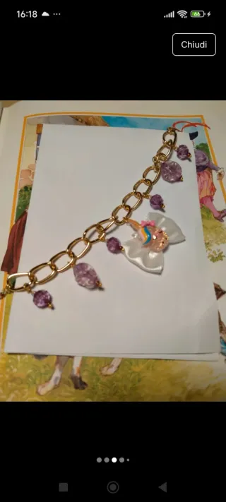 Braccialetto con ciondoli color oro e viola