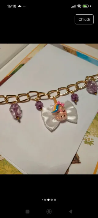 Braccialetto con ciondoli color oro e viola