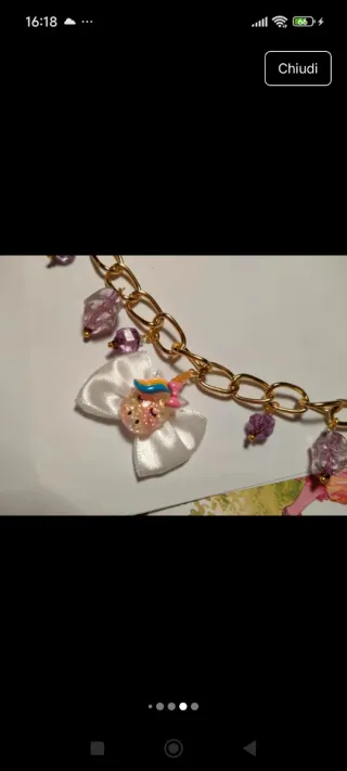 Braccialetto con ciondoli color oro e viola