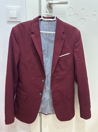 Conjunto de traje granate oscuro del Zara