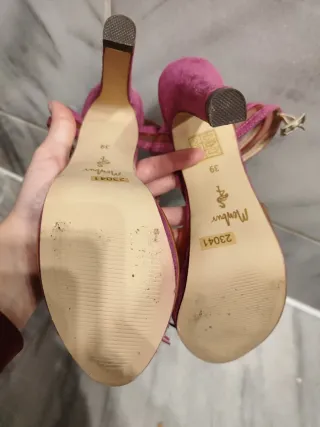 Zapatos tacón rosa con tiras y flecos.