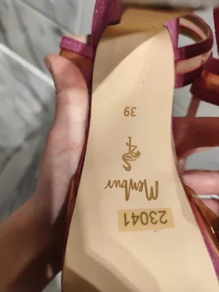 Zapatos tacón rosa con tiras y flecos.