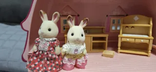 Casa de muñecas portátil con familias