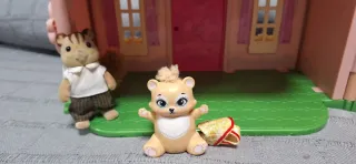 Casa de muñecas portátil con familias