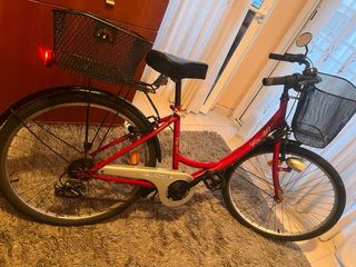 Bicicleta de paseo roja con cesta