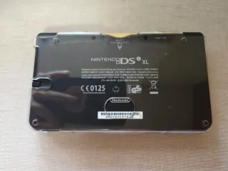 Nintendo DSi XL Edición Mario Roja