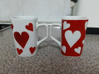 Tazas de desayuno con corazones