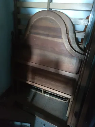 Cama metálica con somier de madera