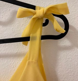 Blusa amarilla con tirantes de lazo