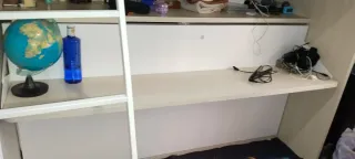 Cama nido con estantería