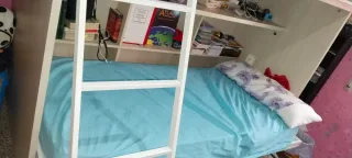 Cama nido con estantería