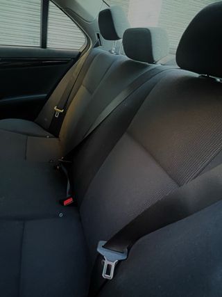 Mercedes C200 5 puertas gris 2008