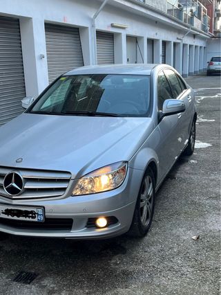 Mercedes C200 5 puertas gris 2008