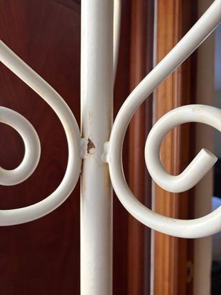 Perchero de hierro forjado beige