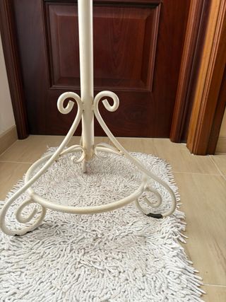 Perchero de hierro forjado beige