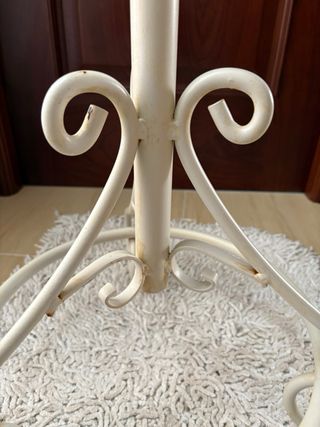 Perchero de hierro forjado beige