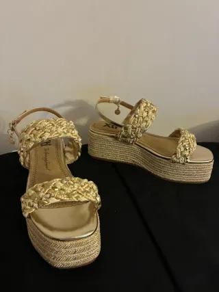 Sandalias doradas con plataforma
