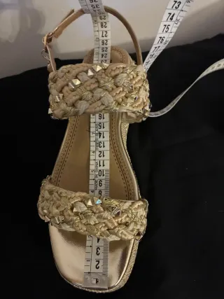 Sandalias doradas con plataforma