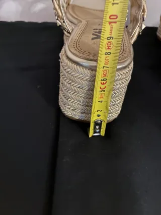 Sandalias doradas con plataforma