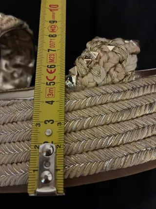 Sandalias doradas con plataforma