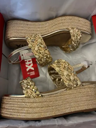 Sandalias doradas con plataforma