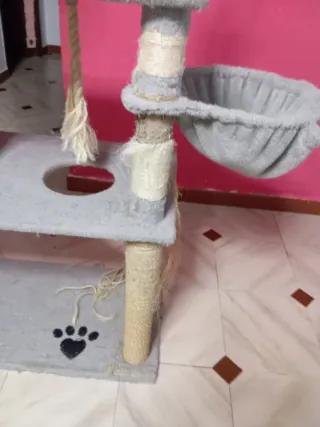 Árbol rascador para gatos gris