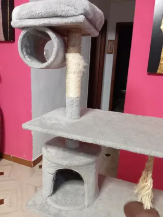 Árbol rascador para gatos gris