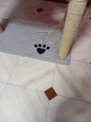 Árbol rascador para gatos gris