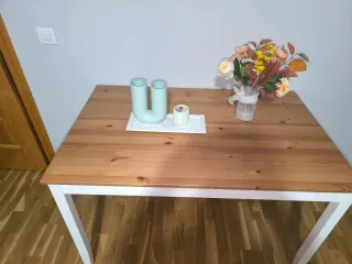 Mesa de madera en buen estado