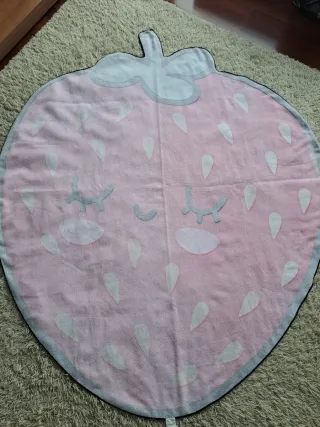 Toalla infantil fresa cara sonriente