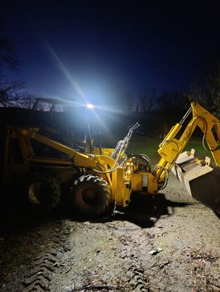 Minicargadora compacta amarilla