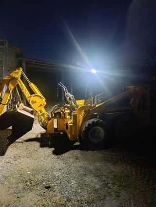 Minicargadora compacta amarilla