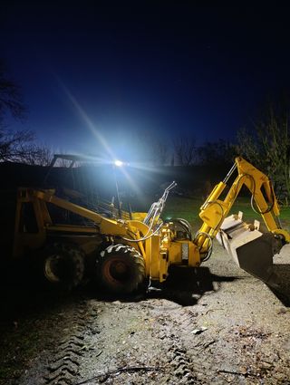 Minicargadora compacta amarilla